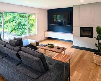 'Creekside Haven' Stunning 3 Bdr in Squamish, BC - Squamish - Huiskamer