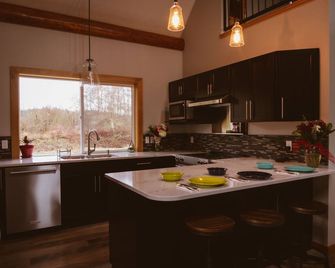 Raven Meadows Cabin - Sequim - Kitchen