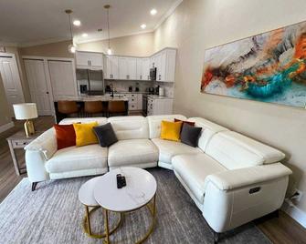 Alluring Luxury Oasis, Modern Comfort & Relaxation - Wellington - Living room