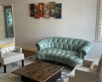 Spectacular 3-Bedroom House in Land Park - Sacramento - Living room