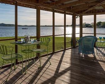 Gorgeous views! Renovated waterfront. Cozy retreat. Super clean! - Graford