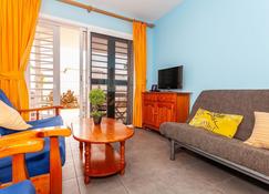 Near the beach with huge terrace, parking and wifi - Costa Calma - Wohnzimmer
