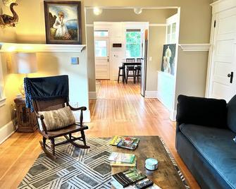 Savor all that Portland and Mother Nature have to offer at our lovely retreat! - Portland - Living room
