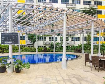 Nice And Comfy Studio At Springlake Summarecon Apartment - Bekasi - Piscine