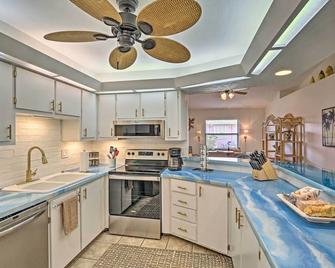 Tropical Cape Coral Home w/ Lanai: Pet Friendly! - Cape Coral - Kuchyň