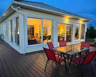 Grand Luxury Cottage by Blue Mountains with pool and hot tub - Meaford - Patio