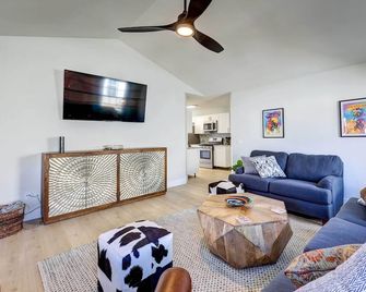 Chic Bentonville Home w/ Patio & Fire Pit! - Bentonville - Living room