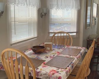 Cute 2 BR 1 Bath 1-1/2 Blocks to the Beach - Bradley Beach - Їдальня