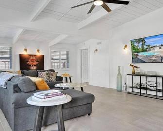 New ! Pool House 3-bedroom Home Victoria Park - Fort Lauderdale