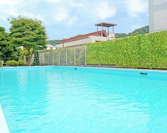 Hotel Sunvalley Izu-Nagaoka Annex - Izunokuni - Zwembad