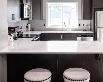 3 Bedroom 2.5 Bath Near Canmore, Banff & Calgary Airport Pet Friendly - Cochrane - Kitchen