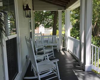 Beautifully decorated home one-half block from beach and a short walk to downtown Bay St. Louis. - Bay Saint Louis - Balkon