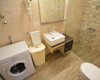 Rooms & Apartments Dobrotski Dvori - Kotor - Bathroom