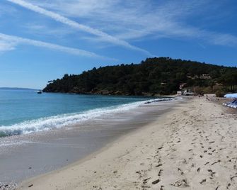 Rental Mazet Domaine De Pramousquier - Le Lavandou - Spiaggia