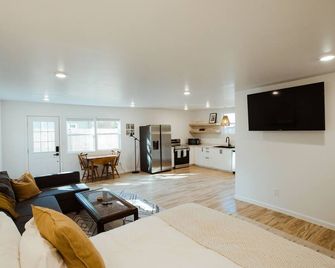 Adorable Studio - Private Patio - Dream Kitchen - Waco - Living room