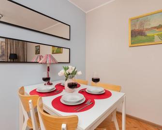 Oliwa Forest Apartment with Balcony by Renters - Gdansk - Restaurant