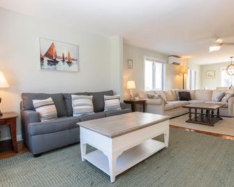 Oak Bluffs - Quiet Neighborhood - Walk to Town, Ferry, Library and more! - Oak Bluffs - Living room