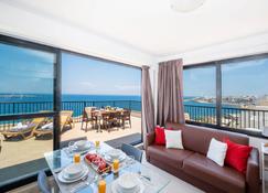 Islet Promenade Seafront Apartment with large Corner Terrace by Getawaysmalta - Saint Paul’s Bay - Living room