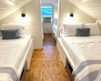 Sunset Bungalow on the water - Moravia - Bedroom