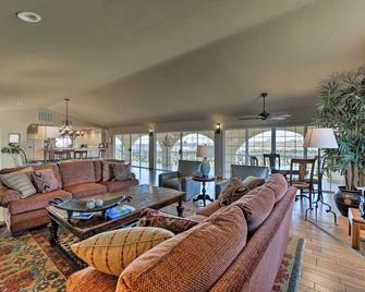 Working Vineyard and Private Pool Villa in Plymouth - Plymouth - Sala de estar