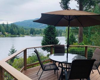 Peaceful, Private, Cozy Lakefront Cabin, stunning views. - Sedro Woolley - Balcony