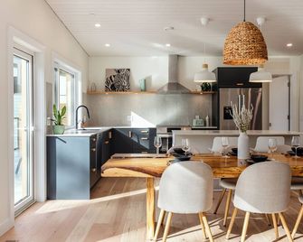 Modern Chalet with Stunning Mountain Views. Pet Friendly. - Pemberton - Dining room