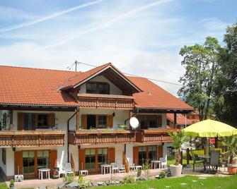 Cozy Attic Apartment With Balcony - Wertach - Gebäude