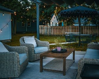 Magnolia Manor - Remodeled Home Near Downtown - Lake Geneva - Patio
