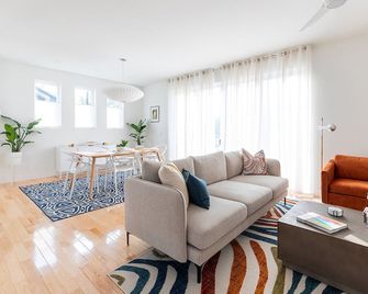 Bright Modernist City-Escape - Durham - Living room
