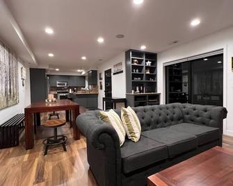 New Home with Sunset View + Ski, Hike, Golf. Sleeps 11 - Fireplace + Coffee Bar - Salt Lake City - Wohnzimmer