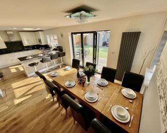 Pamper house holiday home and annex - Ferndown - Dining room