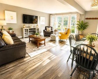 Downtown Picton Retreat - Near Sandbanks and Wineries - Picton - Wohnzimmer