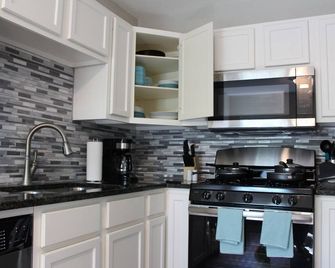 The Central Cottage: 7 Mins From Magnolia Table, Silos, Baylor & Downtown Waco - Waco - Kitchen