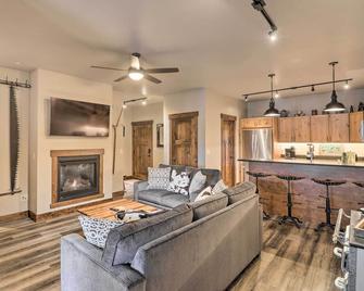 Cozy Columbia Falls Condo with Private Balcony! - Columbia Falls - Living room
