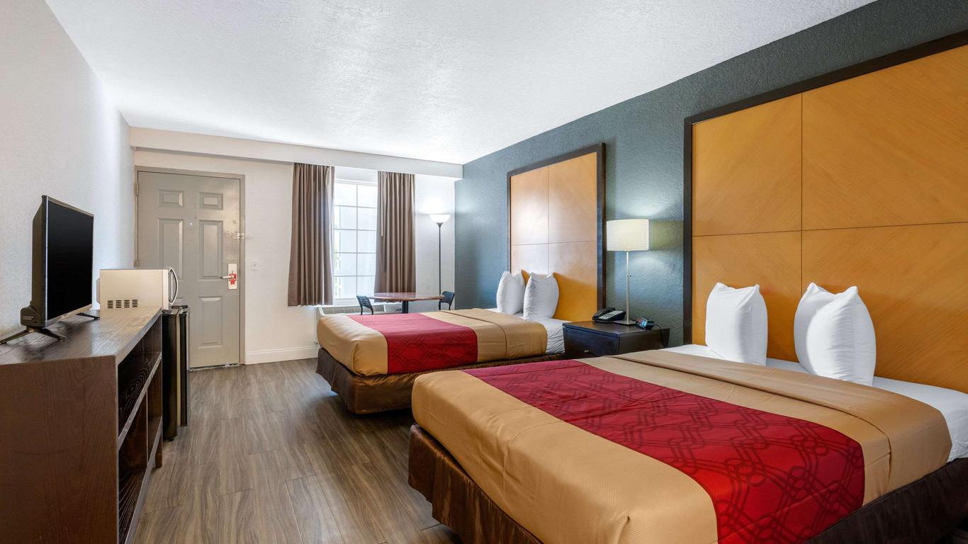 إكونو لودج آت ريموند جيمس ستاديوم