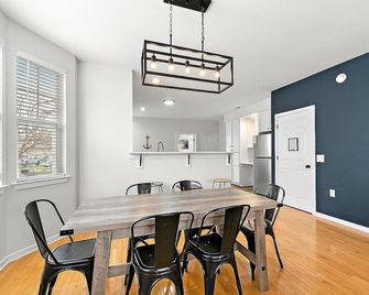 A Shore Thing! Spacious 4-bedroom house in lively Atlantic City - Atlantic City - Dining room