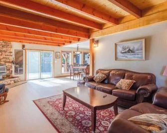 Skiers Retreat w/Hot Tub! - Keremeos - Sala de estar