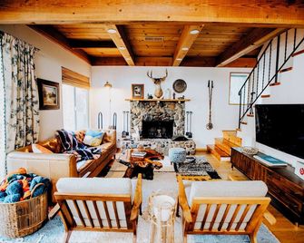 Riverfront! Pet-Friendly A-Frame Cabin - 25min to Sierra @ Tahoe - Kyburz - Living room