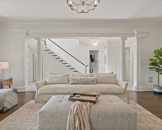 Stunning And Spacious Nashville Home With In-Ground Pool On The Lake! - Gallatin - Huiskamer