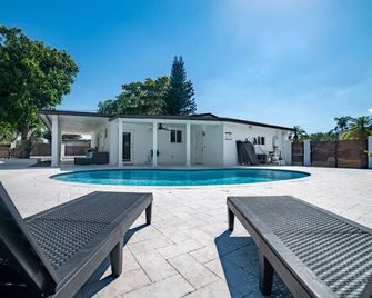 Baby Camellia Modern, luxurious and spacious house - Hollywood - Pool