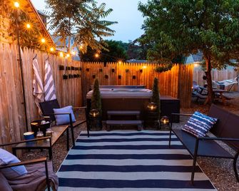 Hot Tub - Fire Pit - Bbq - Hammock - Colonial - קינגסטון - פטיו