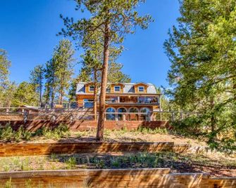 Spacious cabin in the woods w/ a private hot tub, deck, & fireplace SUV needed - Woodland Park - Building