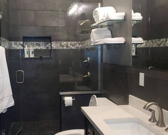 The Bunkhouse - Priest River - Bathroom