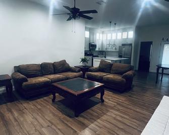 Three bedroom home in the center of Leesville - Leesville - Huiskamer