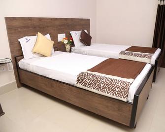 Hotel Bhavani Grand - Nidadavolu - Camera da letto