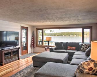 Diamond Lake Home with Dock Close to 2 Ski Resorts! - Newport - Living room