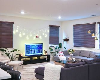 Luxury 5-Bed 3-Bath w Gym, Office, Game Room & EV Charger - Antelope - Sala de estar