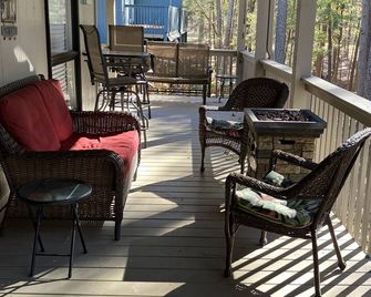 Lakefront w/Large Covered Porch. Wooded. Pool. Pavilion. Kayaks. Near Clemson. - Anderson - Balcony