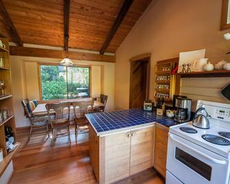 Cedar Surf-Rainforest Paradise - Tofino - Kitchen