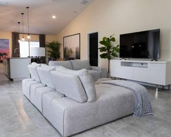 Palm Beach Getaway with hot tub & mini golf near beaches, downtown, and plenty of shopping - West Palm Beach - Living room